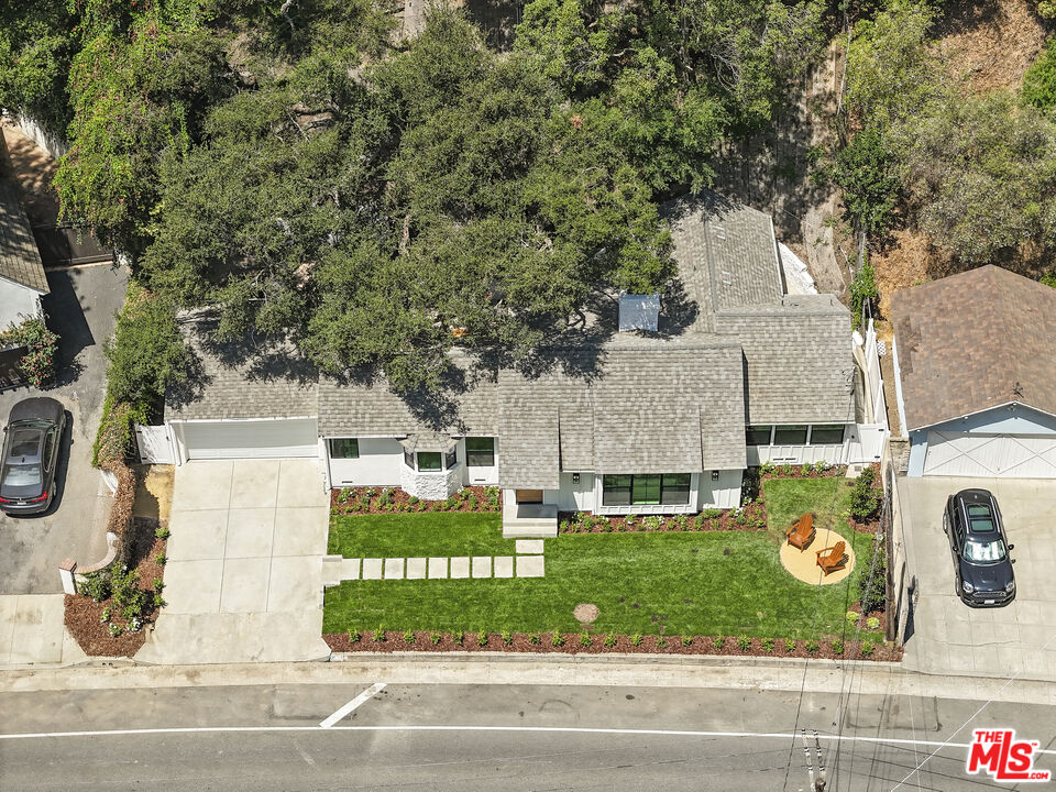 1831 Benedict Canyon Dr