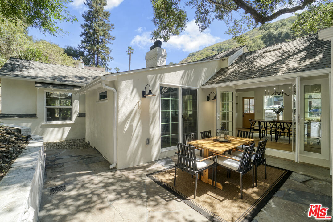 1831 Benedict Canyon Dr