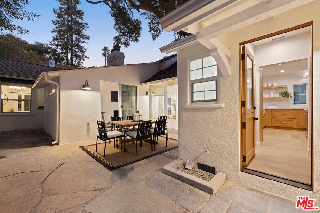 1831 Benedict Canyon Dr