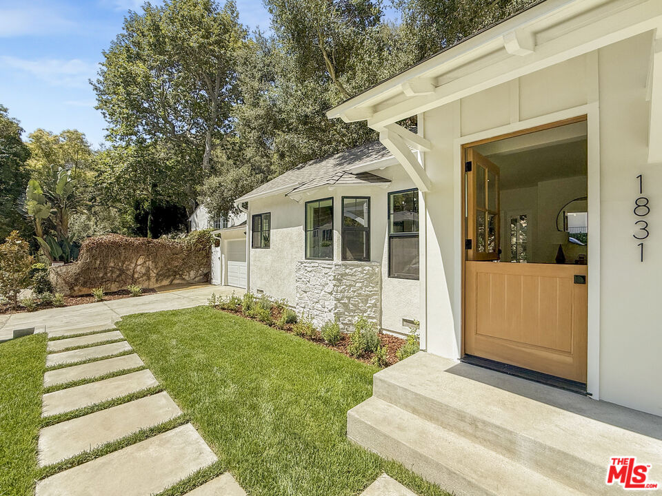 1831 Benedict Canyon Dr