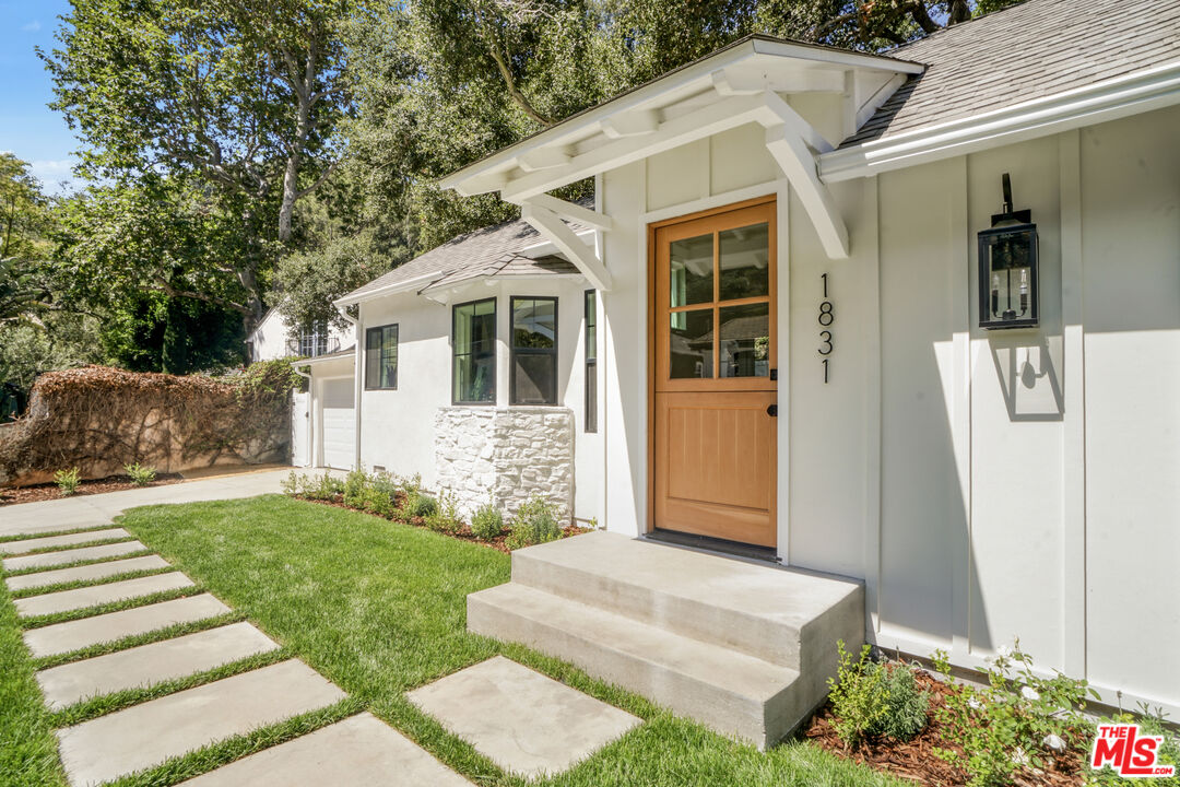 1831 Benedict Canyon Dr