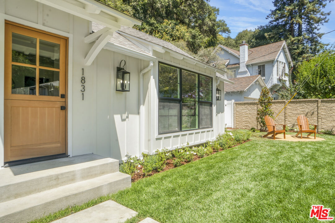 1831 Benedict Canyon Dr