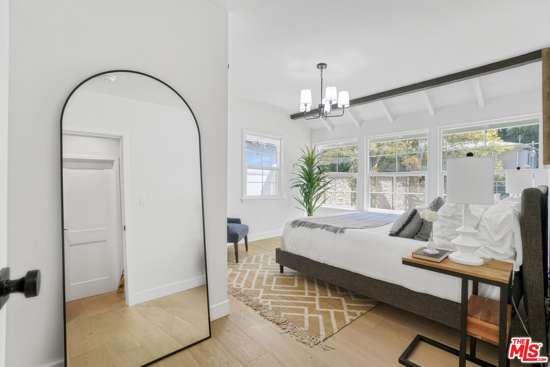 1831 Benedict Canyon Dr