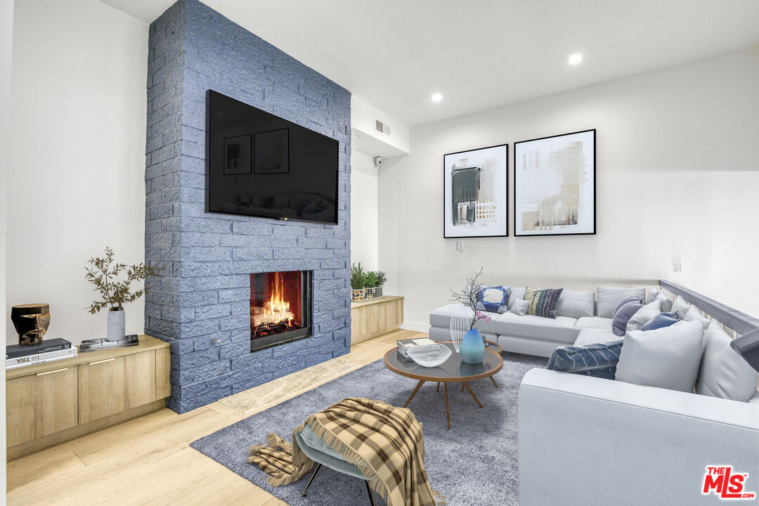986 Granville Ave Unit: 6