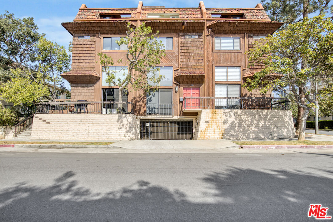 986 Granville Ave Unit: 6