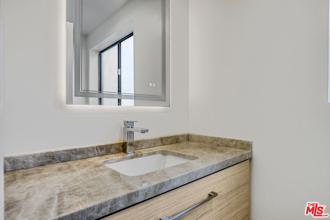 986 Granville Ave Unit: 6
