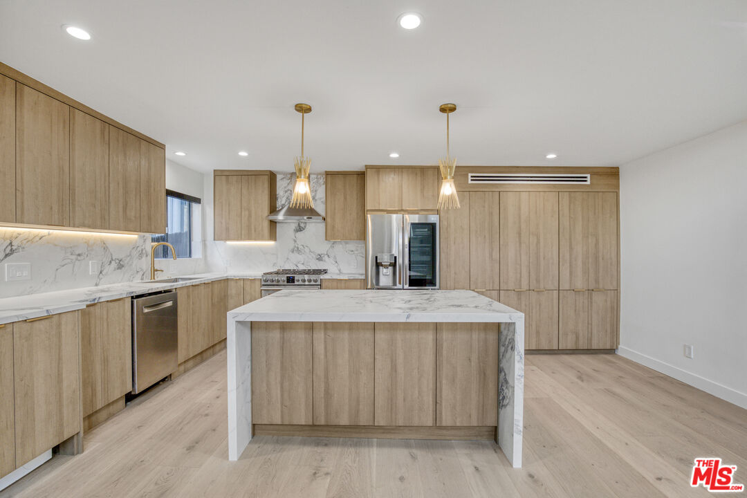 986 Granville Ave Unit: 6