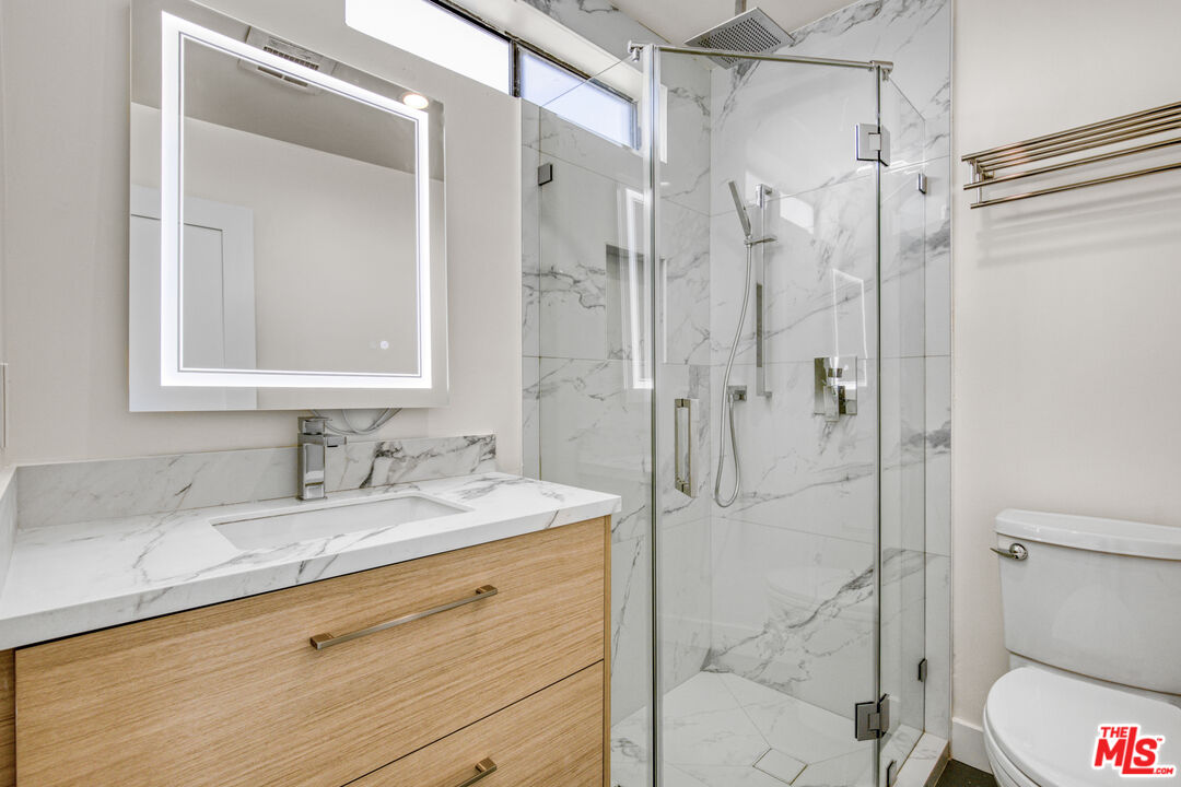 986 Granville Ave Unit: 6