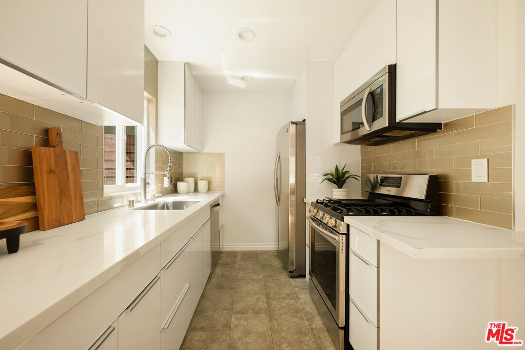 1700 N Occidental Blvd