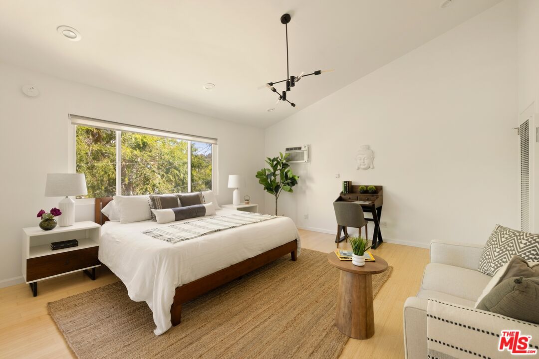 1700 N Occidental Blvd