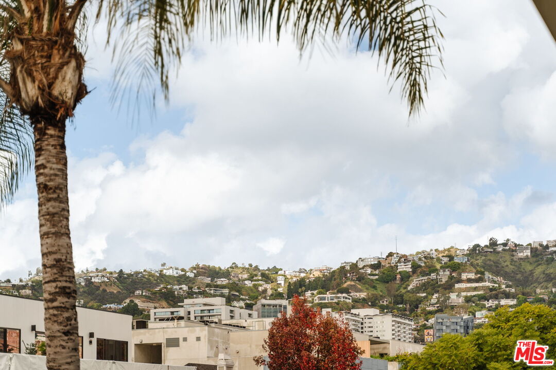 812 N Croft Ave Unit: 301