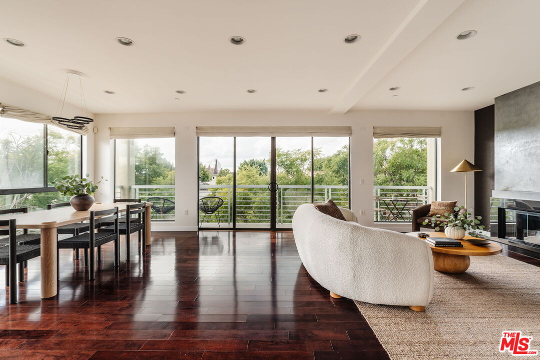 812 N Croft Ave Unit: 301