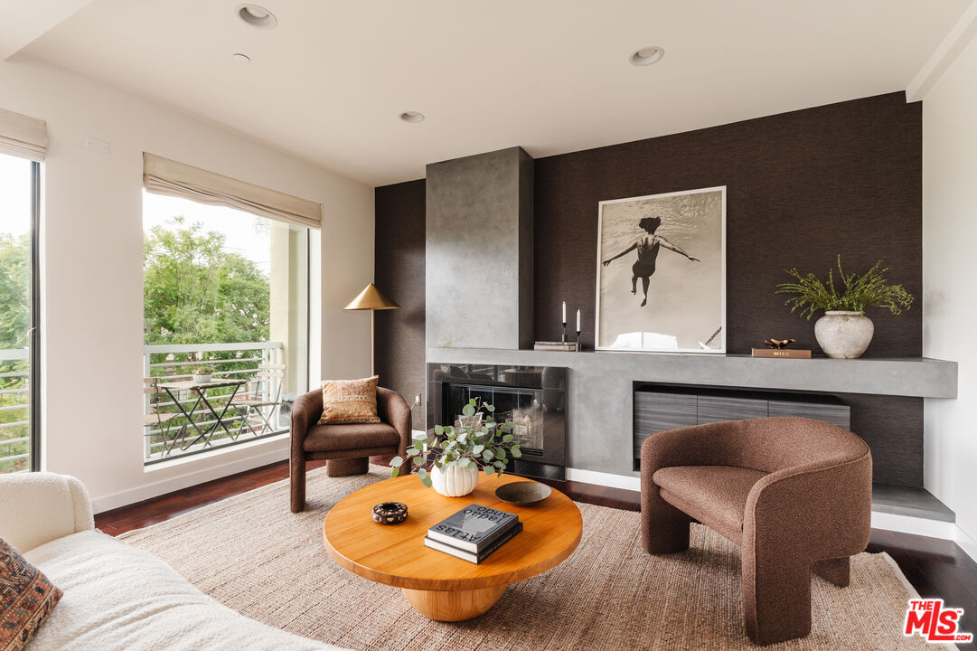 812 N Croft Ave Unit: 301