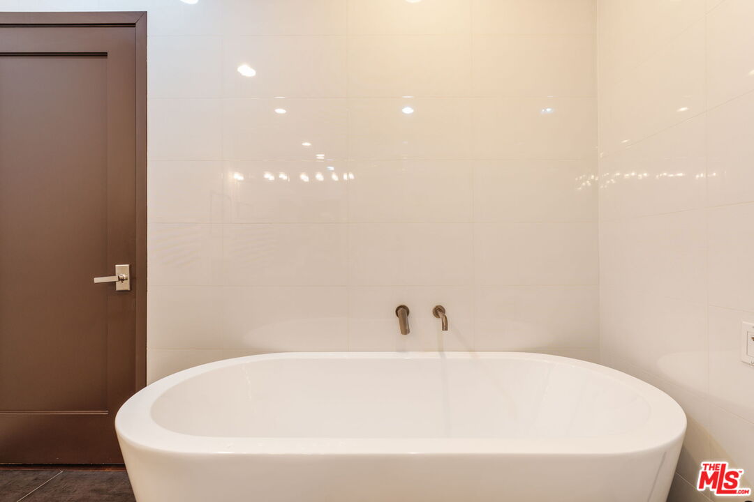 812 N Croft Ave Unit: 301