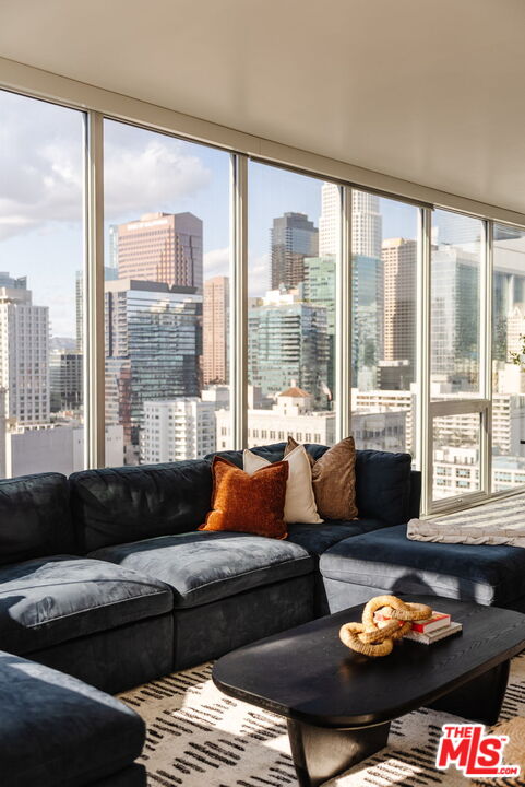 1050 S Grand Ave Unit: 1901