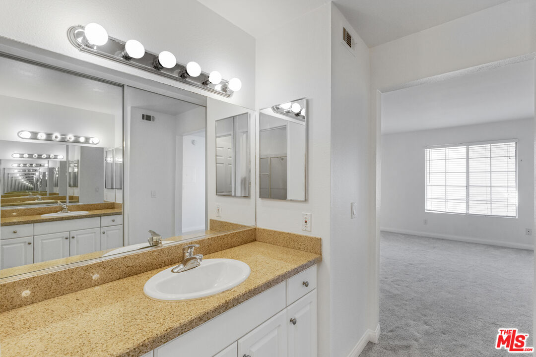 5535 Canoga Ave Unit: 317