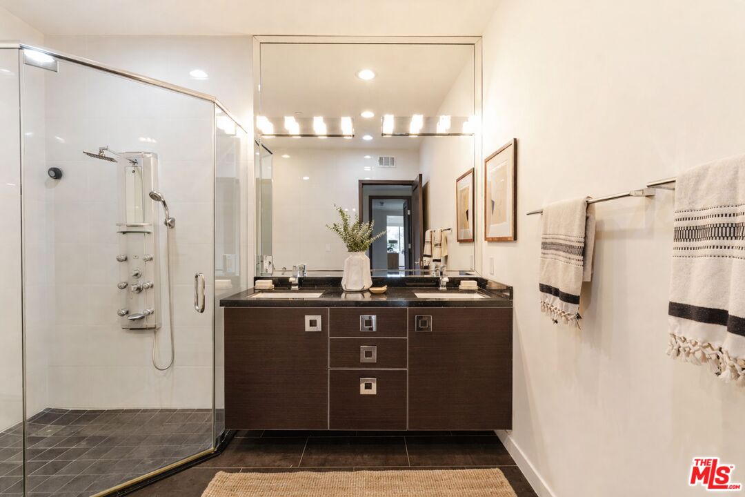 812 N Croft Ave Unit: 301