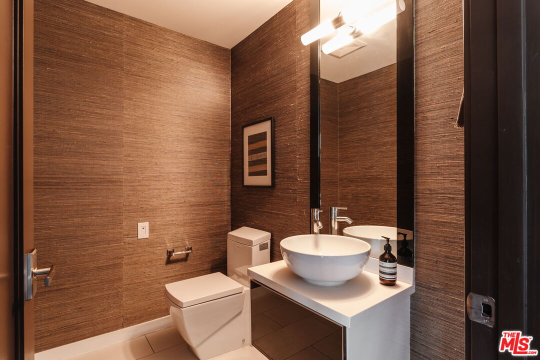 812 N Croft Ave Unit: 301