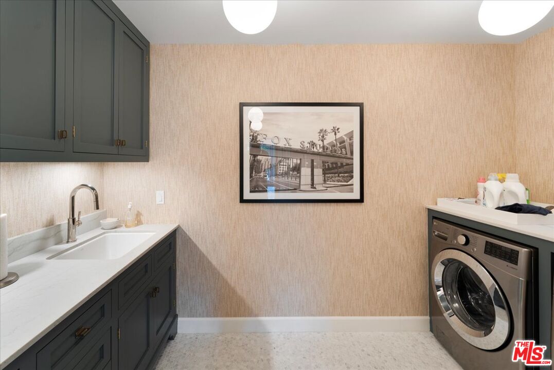 329 S Roxbury Dr