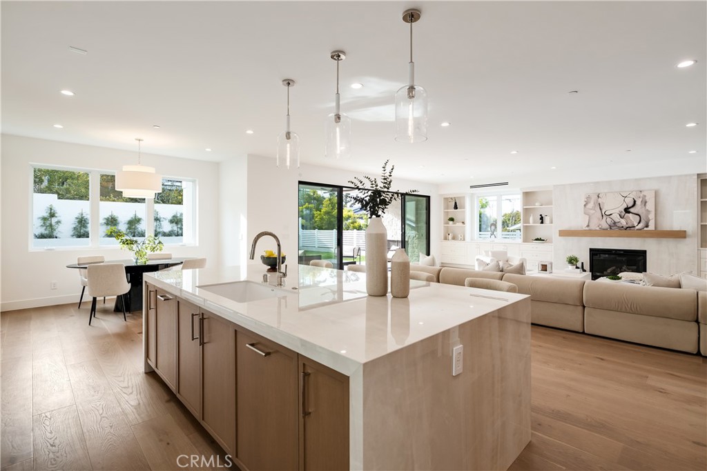 711 N Dianthus Street