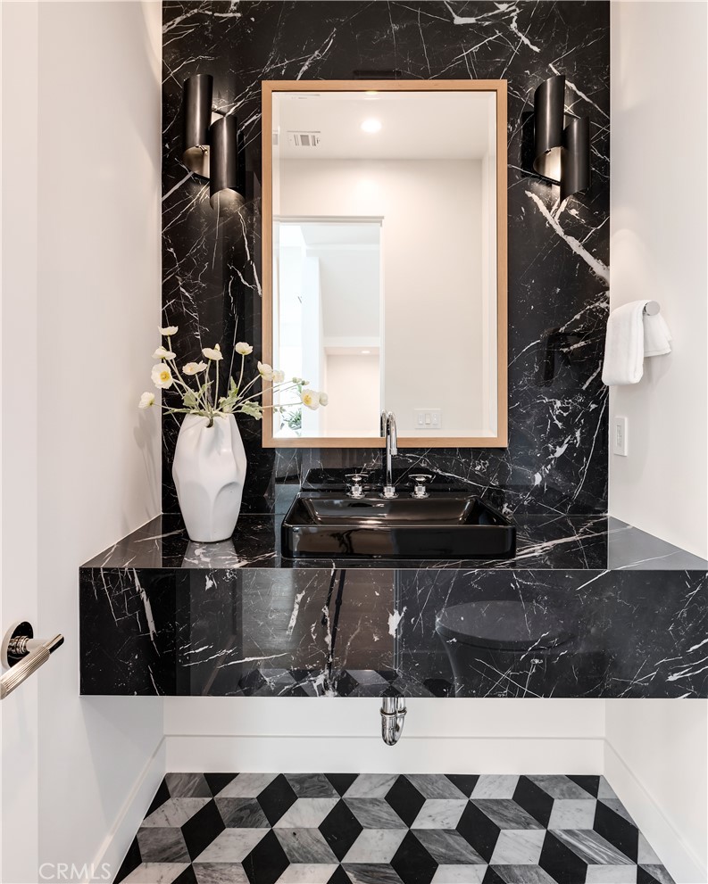 711 N Dianthus Street