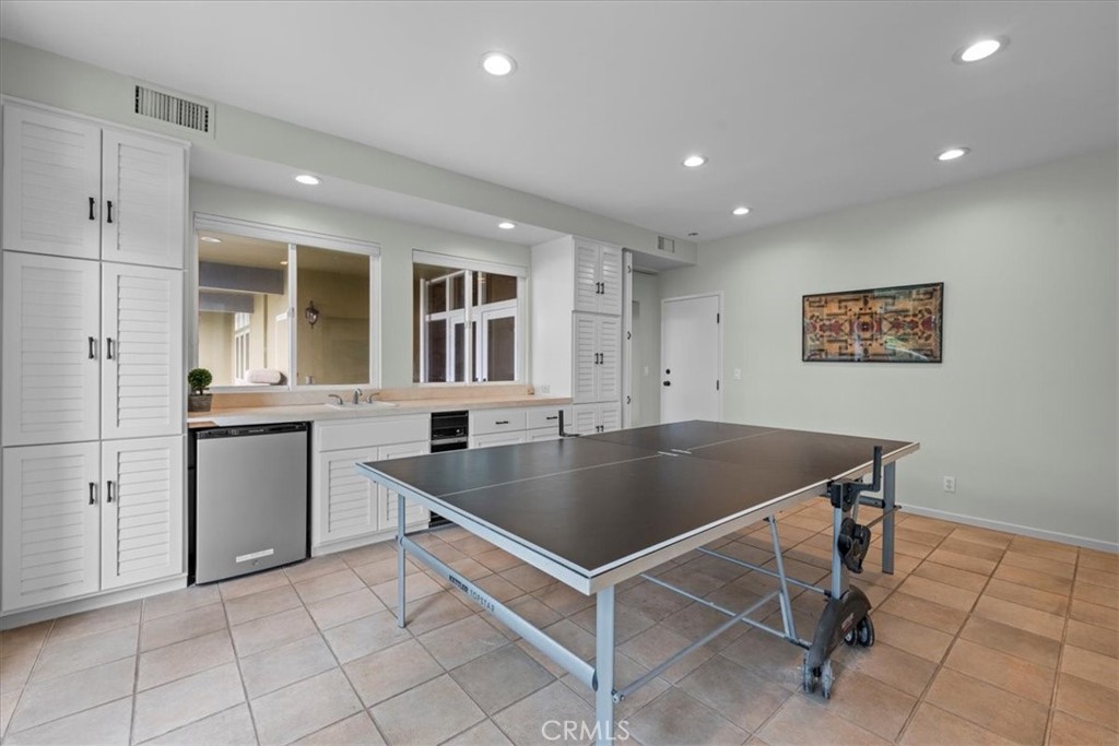 207 N Dianthus St