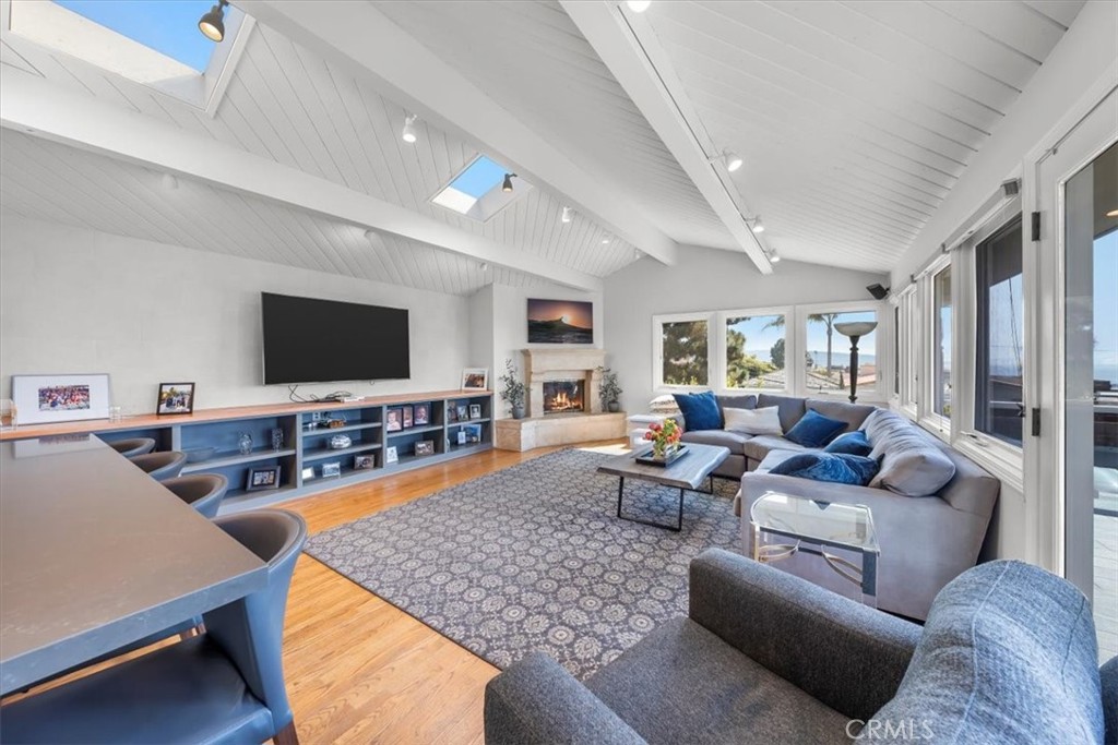 207 N Dianthus St
