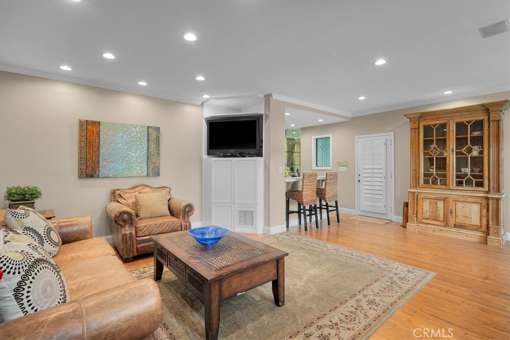 207 N Dianthus St