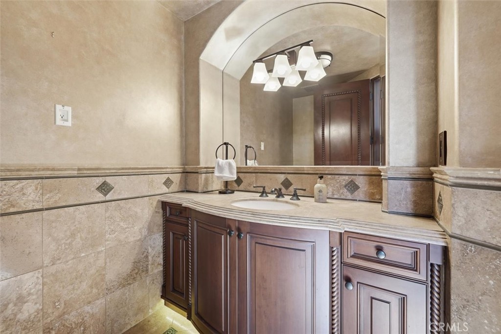 109 S Poinsettia Avenue