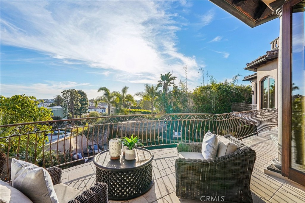215 S Poinsettia