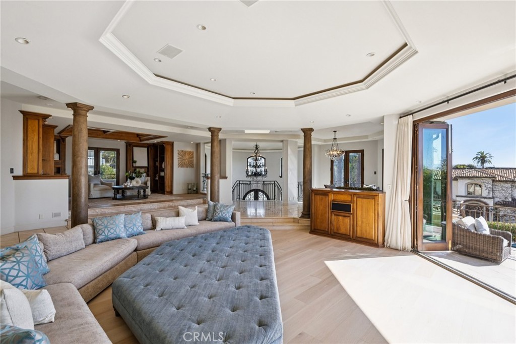 215 S Poinsettia