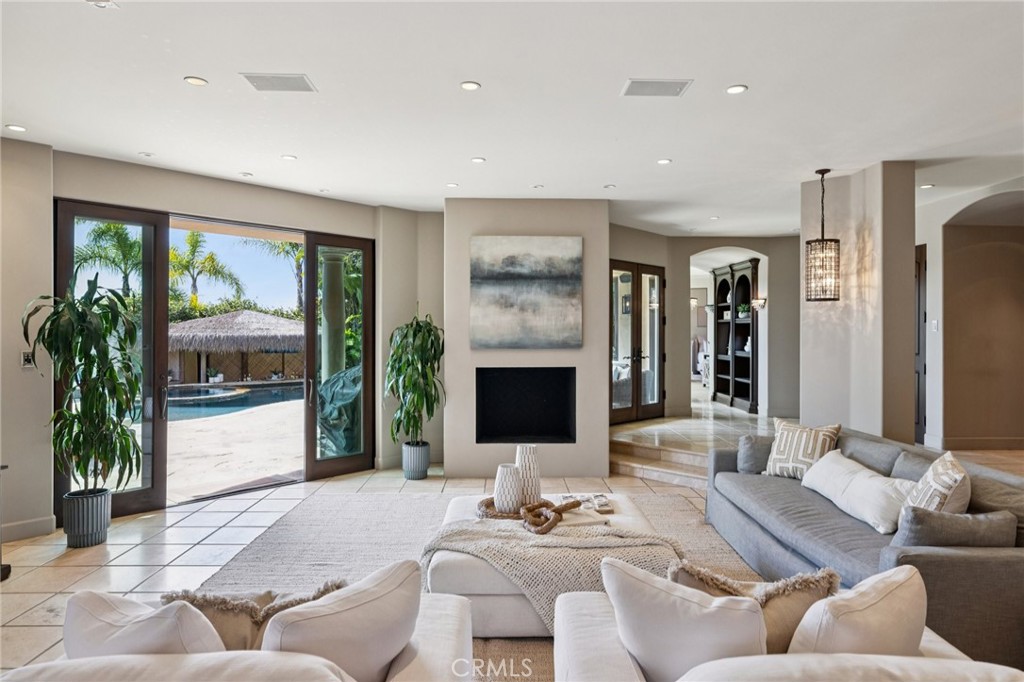 215 S Poinsettia