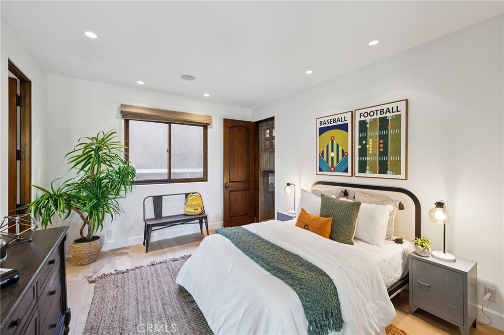 215 S Poinsettia