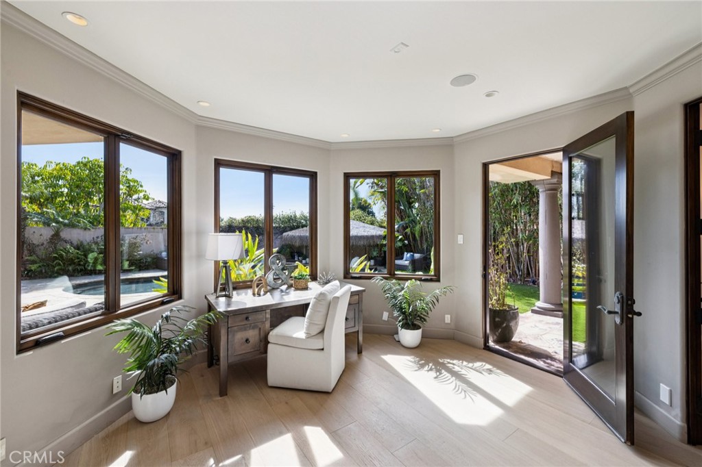 215 S Poinsettia
