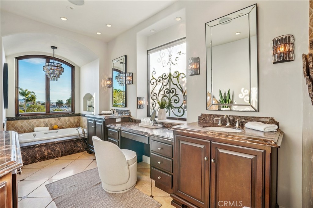 215 S Poinsettia