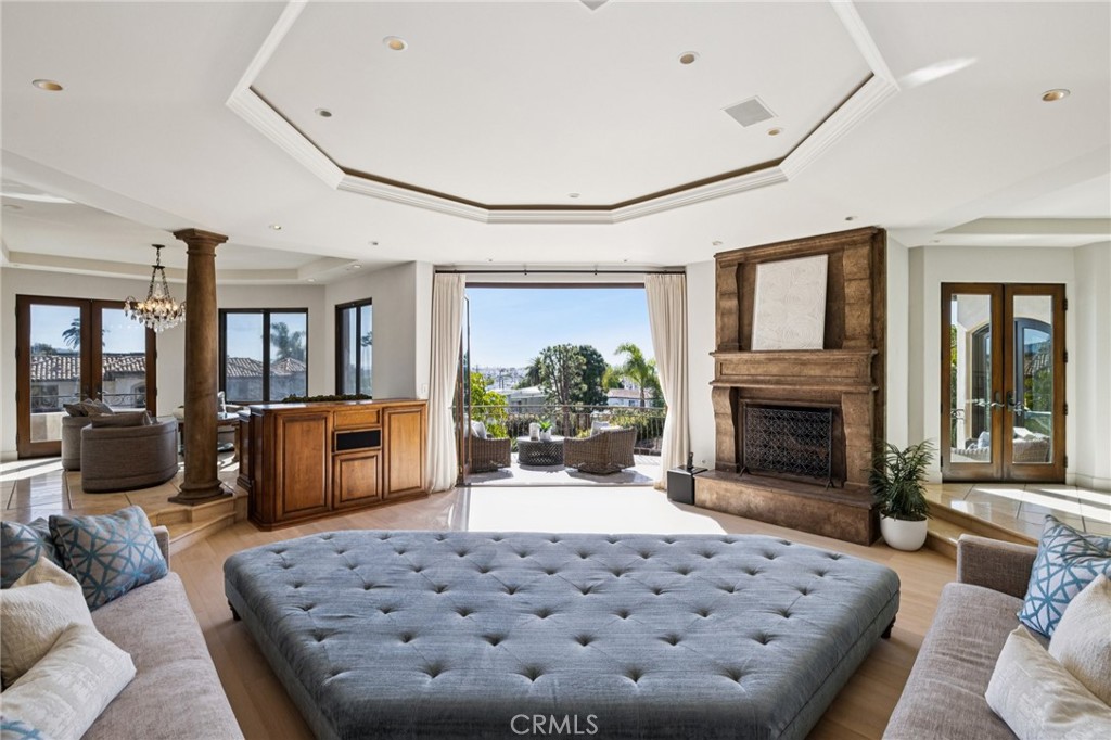 215 S Poinsettia