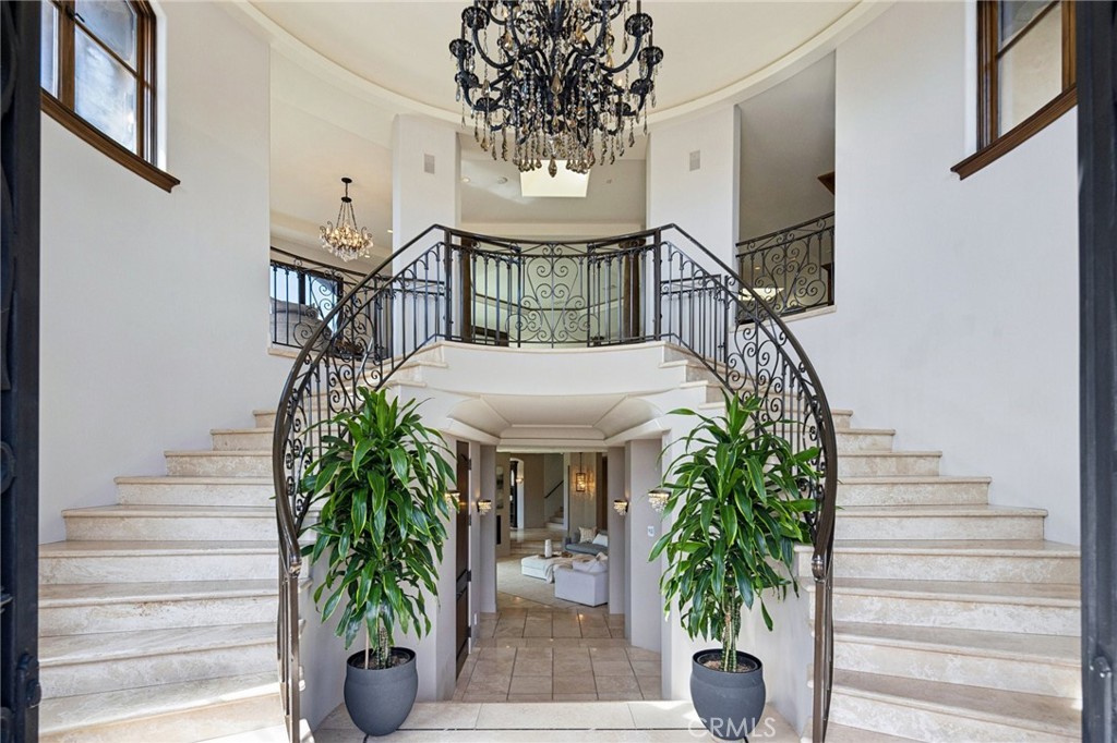215 S Poinsettia