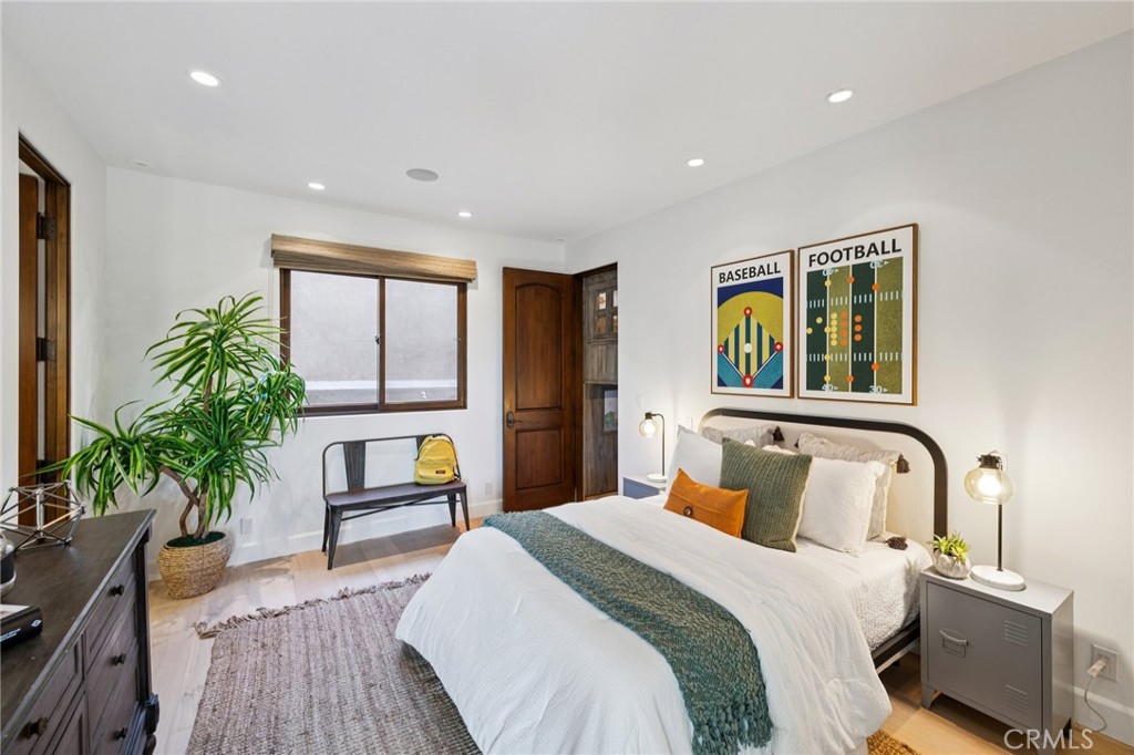 215 S Poinsettia