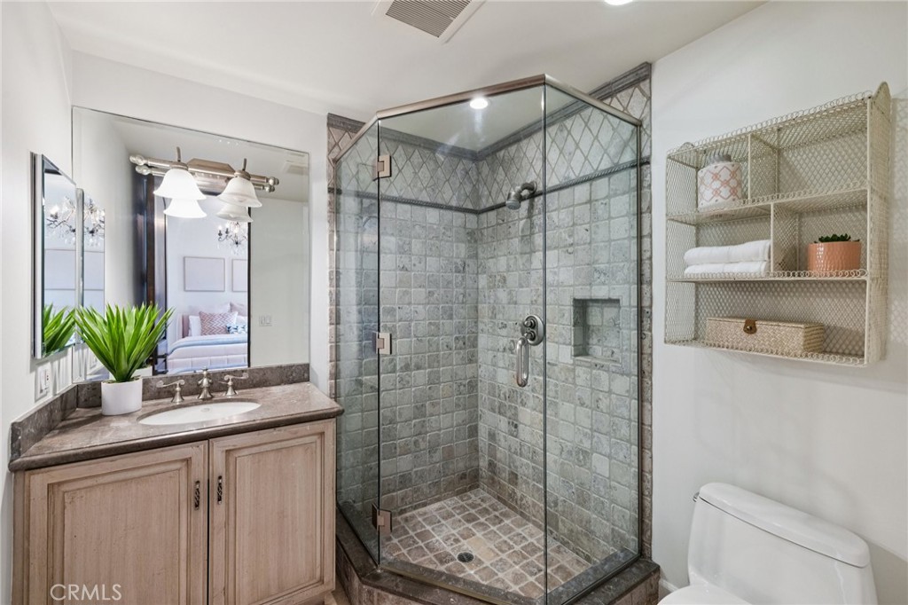 215 S Poinsettia
