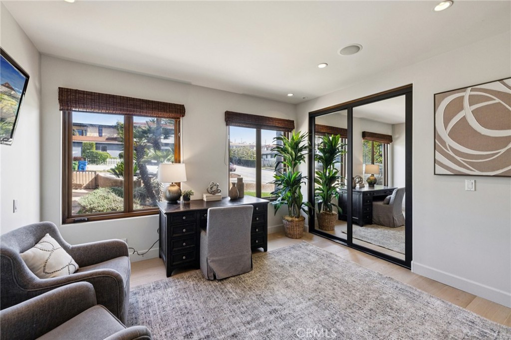 215 S Poinsettia