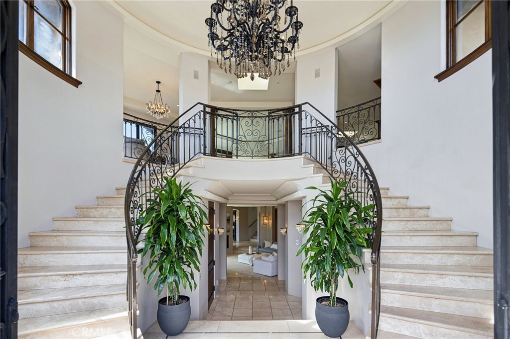 215 S Poinsettia