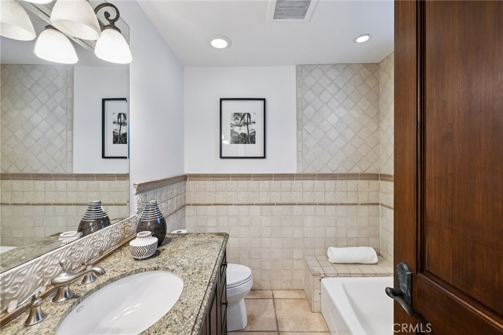 215 S Poinsettia