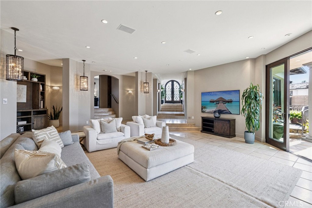 215 S Poinsettia