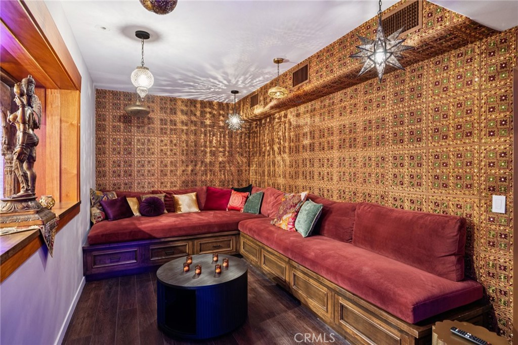 215 S Poinsettia