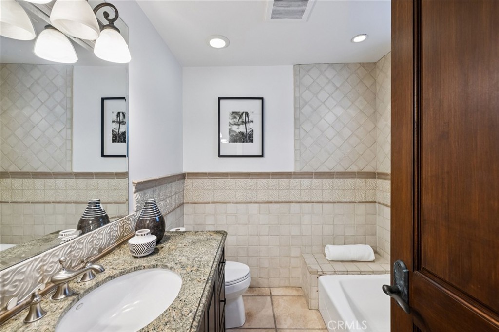 215 S Poinsettia