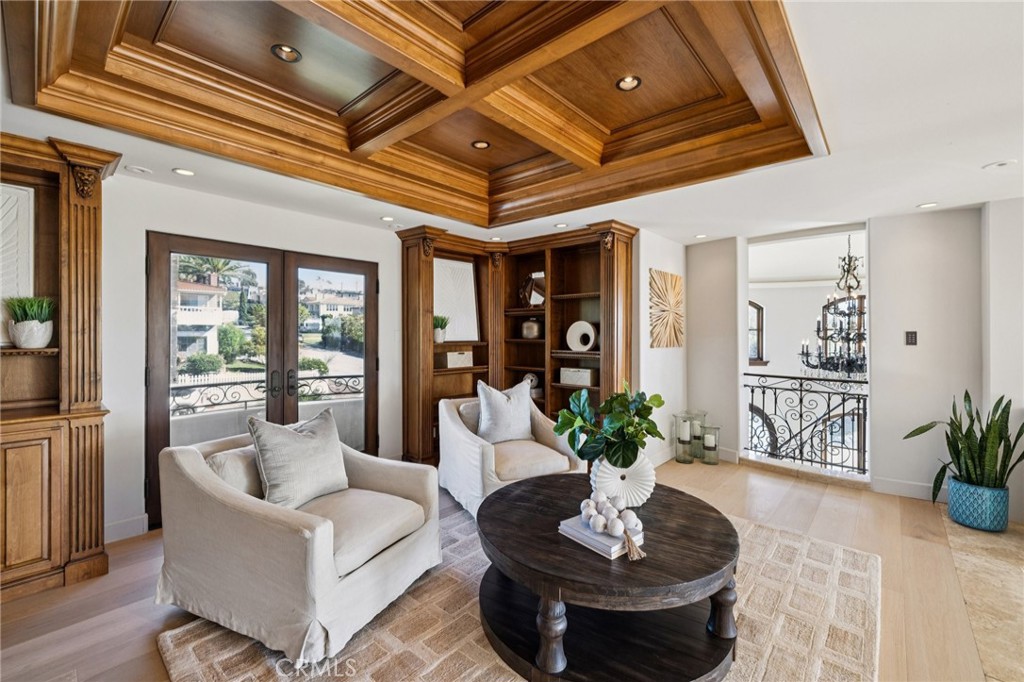 215 S Poinsettia