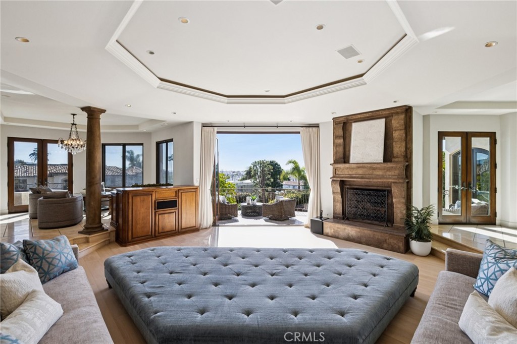 215 S Poinsettia