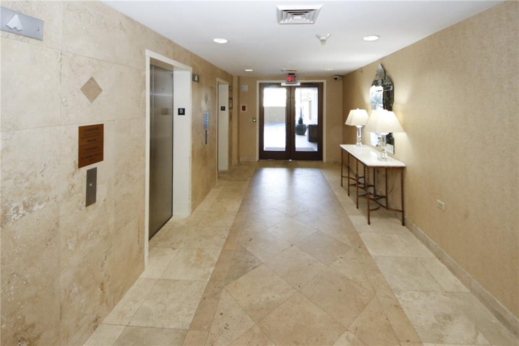 300 Peachtree Unit 9i