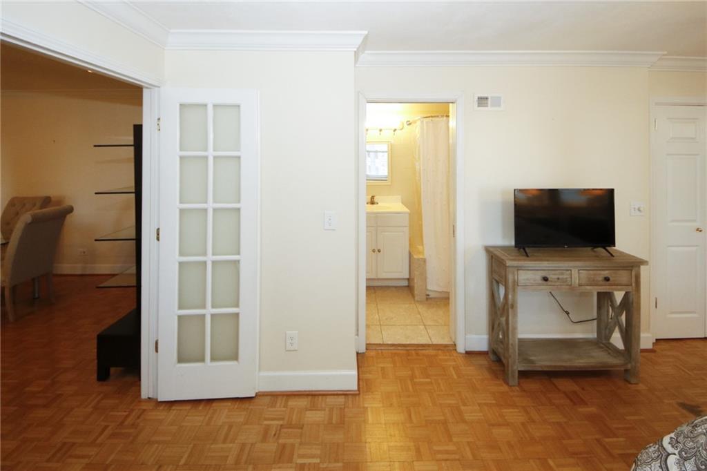 300 Peachtree Unit 9i
