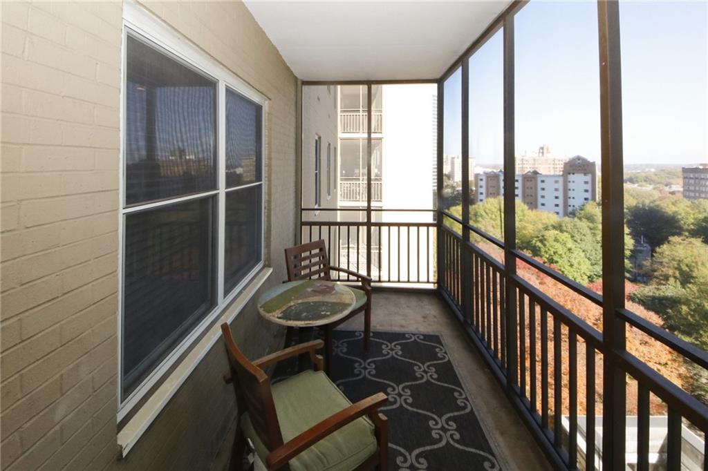 300 Peachtree Unit 9i